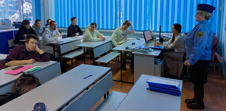 Классные часы по вопросам безопасности на дорогах, в общественных местах, при проведении массовых мероприятий и необходимости соблюдения комендантского часа для детей до 18 лет с 22-х часов.