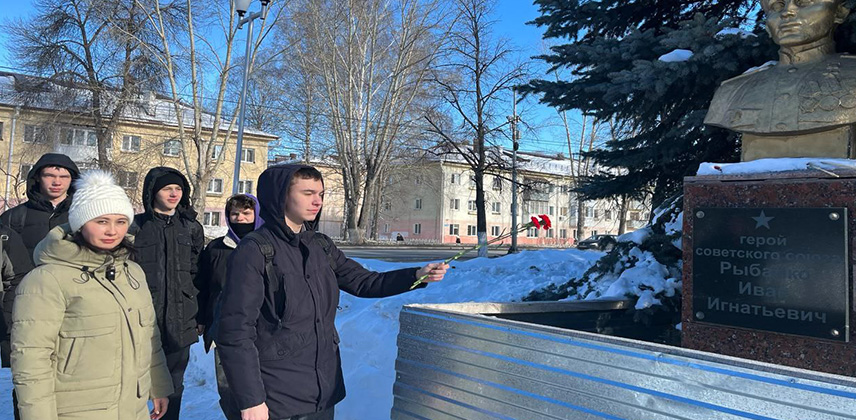Экскурсия на площади у памятника маршалу Рыбалко 