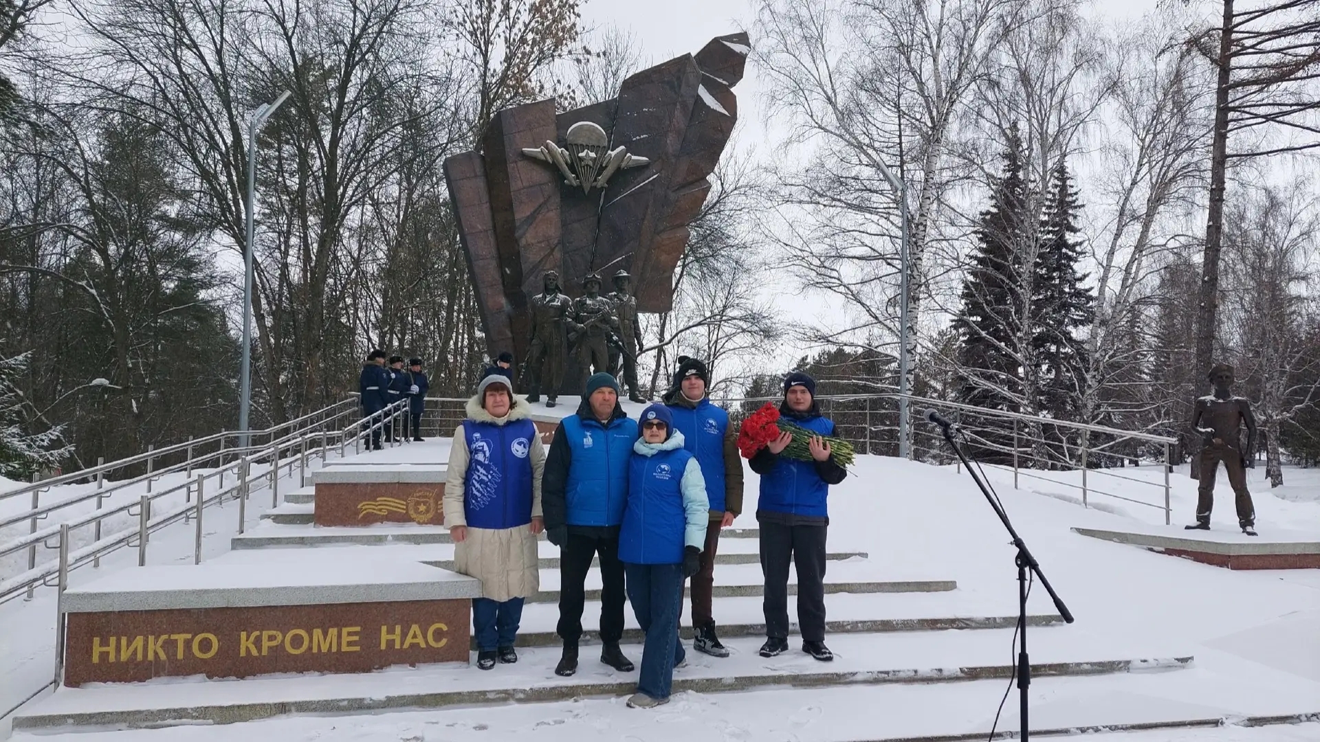 Возложение цветов к памятнику героев отечества