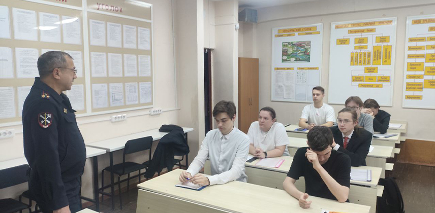 Встреча студентов с начальником отдела ФКУ "Центра хозяйственного и сервисного обеспечения МВД по Рб"